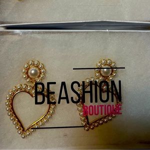 Brand new earrings with out tag gold